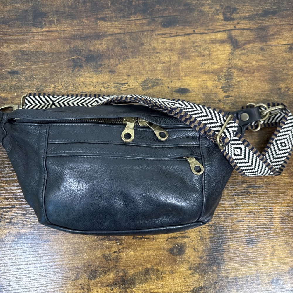 Parker Thatch Cross Your Heart Sling — Black Soft Leather — Large 17" — EUC